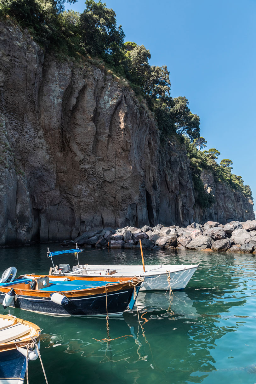 Barche sulla spiaggia di Santa Caterina